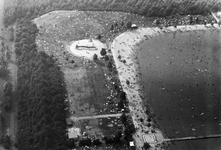 842691 Luchtfoto van een gedeelte van de recreatieplas in het recreatiegebied De Maarsseveense Plassen te Maarssen, ...